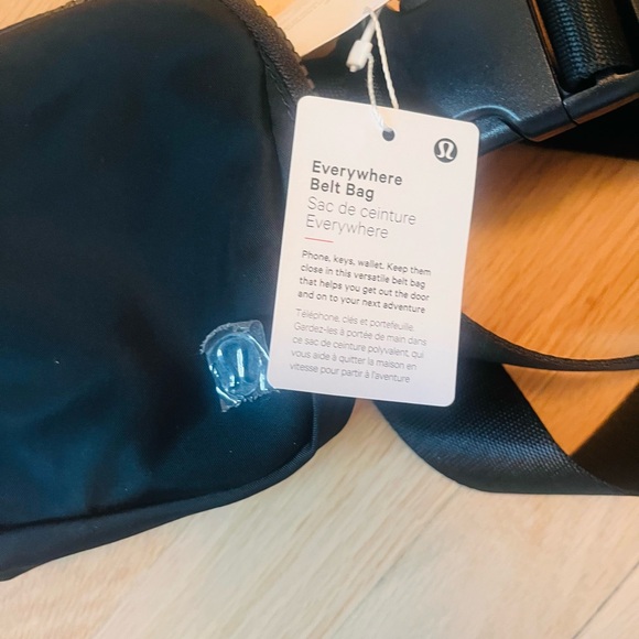 NWT Lululemon Everywhere Belt Bag in Black - Picture 3 of 5